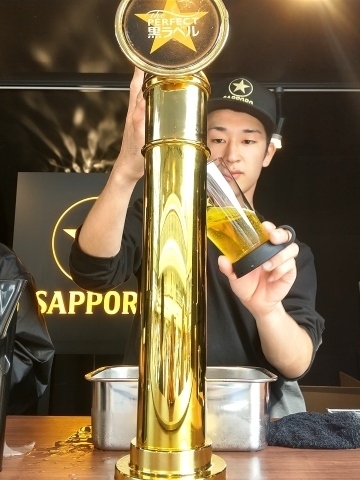 ビール注いでもらってます.JPG